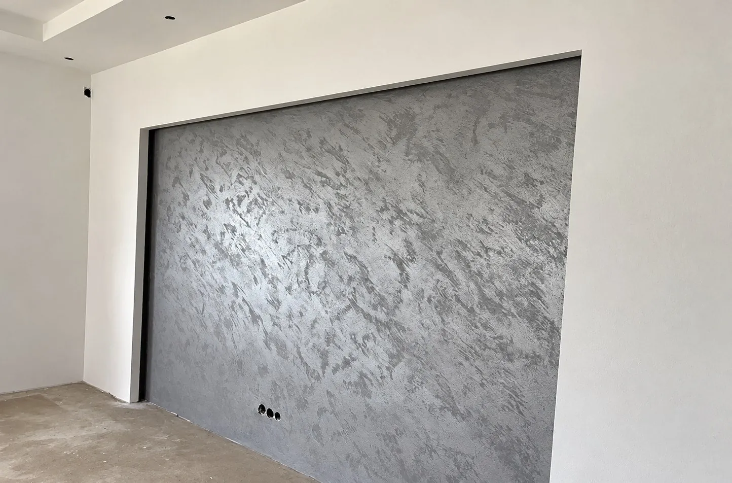 Mur en stuc décoratif gris réalisé par Bâtimi