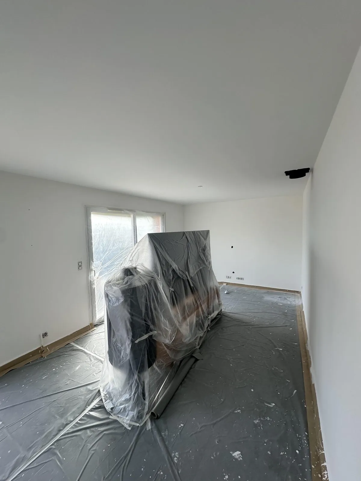 Villa repeinte entièrement en blanc pur à Genève